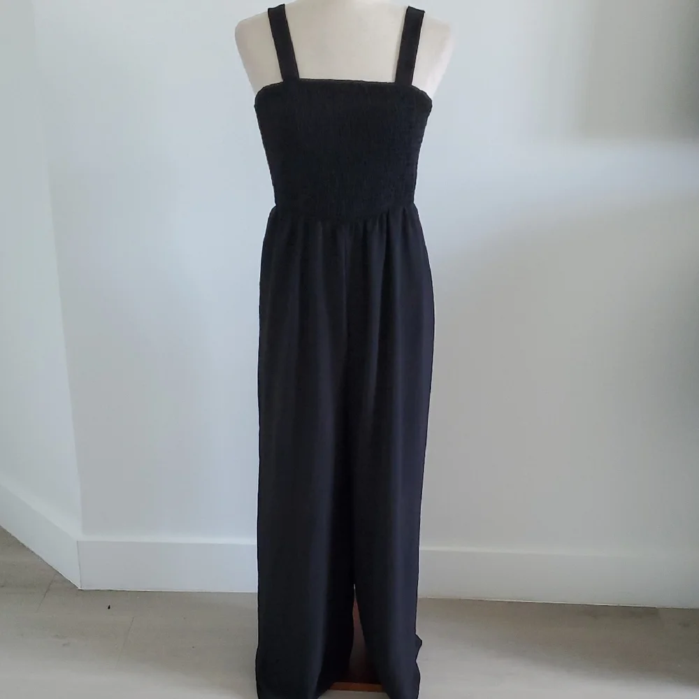 Dokotoo  women’s Black Wide Leg Jumpsuit w/ smocked back Size L great condition